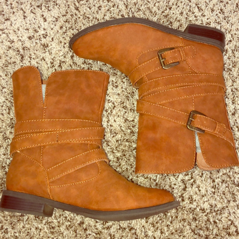 TAN BOOTS